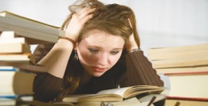 ภาพวัยรุ่นกำลังเครียดกับการอ่านหนังสือ