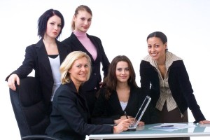 ภาพผู้หญิงในวัยทำงานที่ต้องการการยอมรับจากเพื่อนร่วมงาน 
