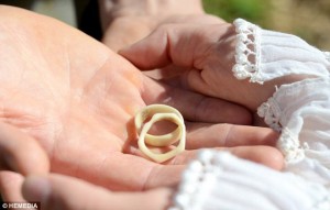 ภาพแหวนแต่งงานที่ทำจากเขากวาง ซึ่งเจอโดยบัญเอิญจากหลังบ้าน